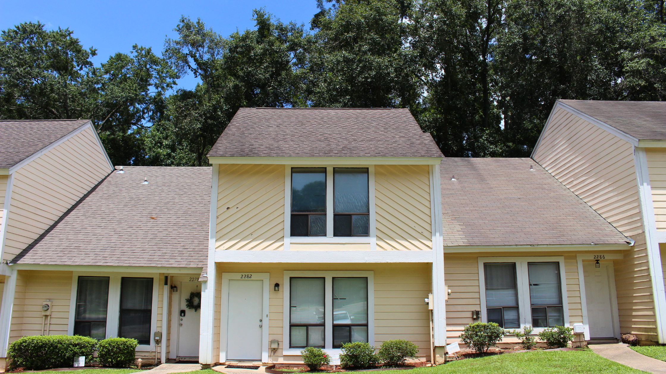 Photo of the exteriors of the continental townhomes in Tallahassee, Florida